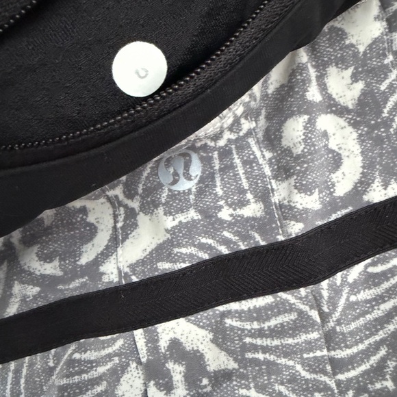 Lululemon Run: Pace Setter Skirt (Regular)
Beachy Floral White Fossil / Black - Picture 7 of 8